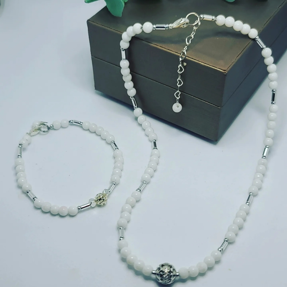 Howlite Necklace 4 mm, set